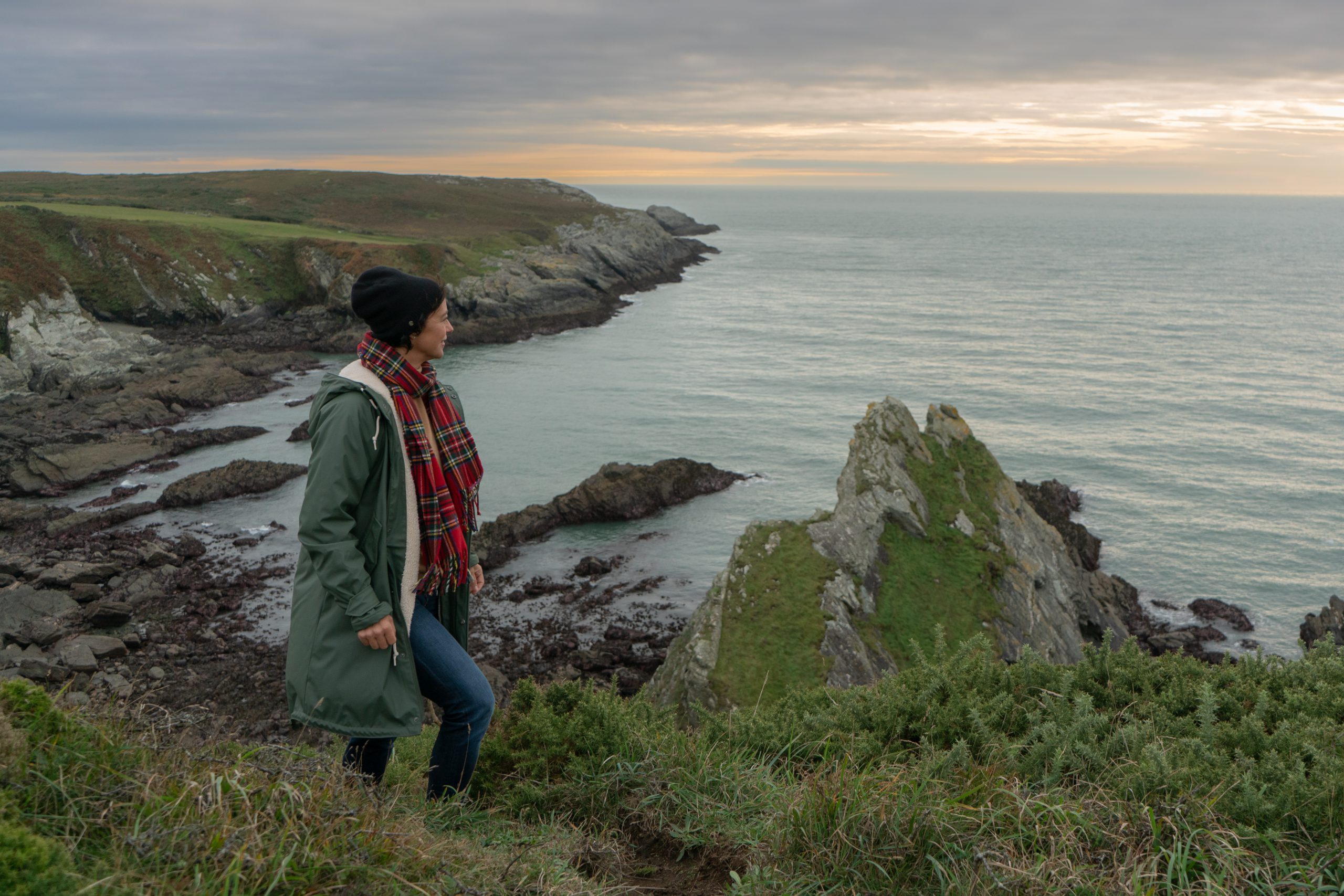 Terra Mater-Tierfilmerin Birgit Peters an der Küste von Wales