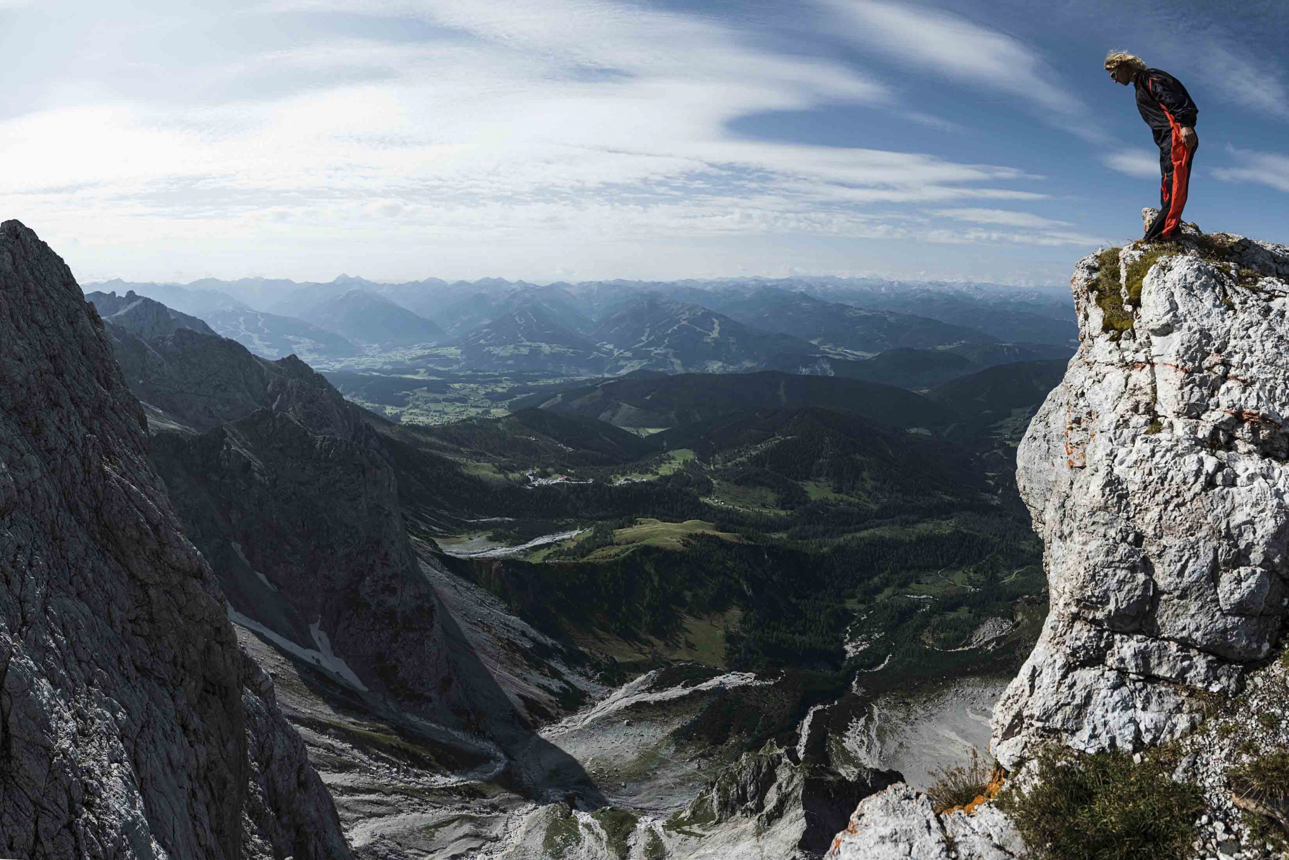 Mich (Michael) Kemeter (Extremsportler in den Disziplinen Klettern, Slacklining und Basejumping) am Weg zur Dachstein Südwand – Absprung Basejump.