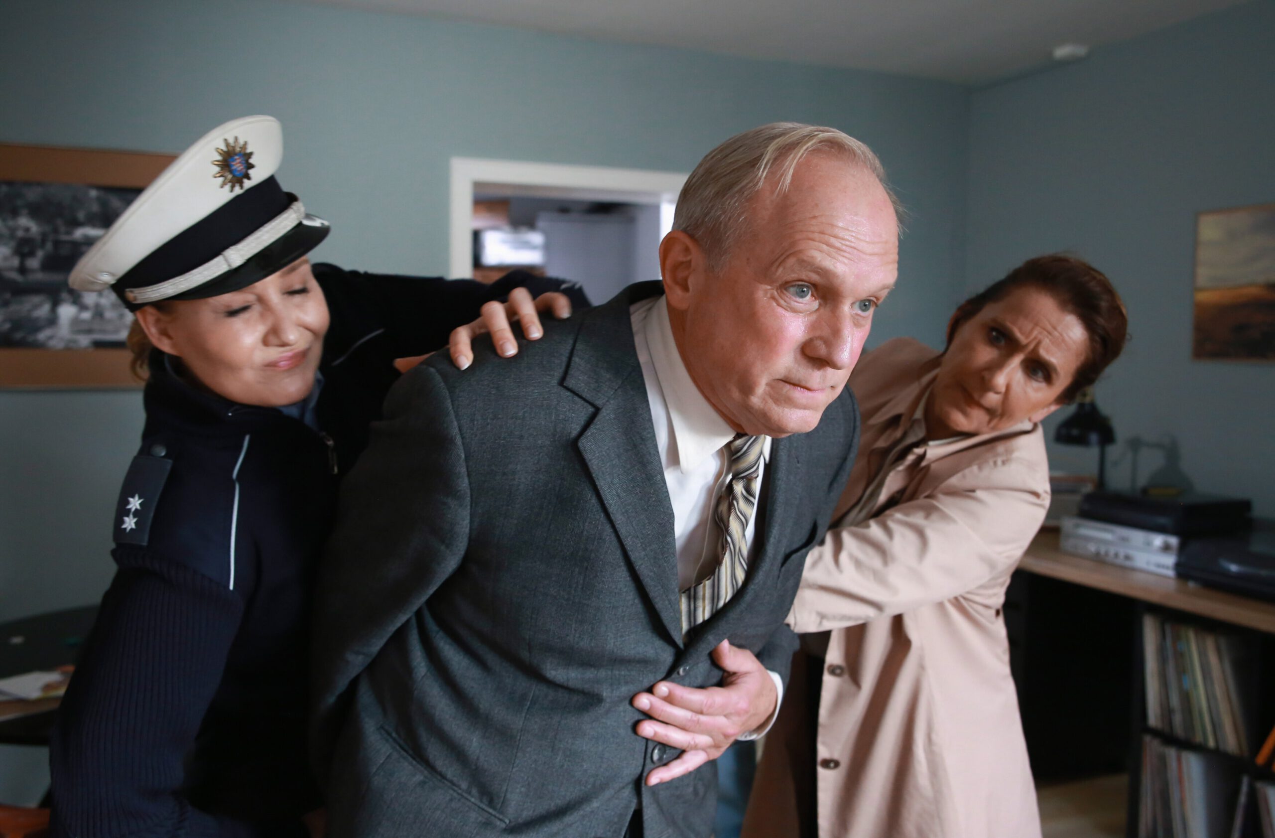 Tatort Im Bild: Polizistin Schreiner (Monika Wojtyllo), Felix Murot (Ulrich Tukur) und Magda Wächter (Barbara Phillipp).