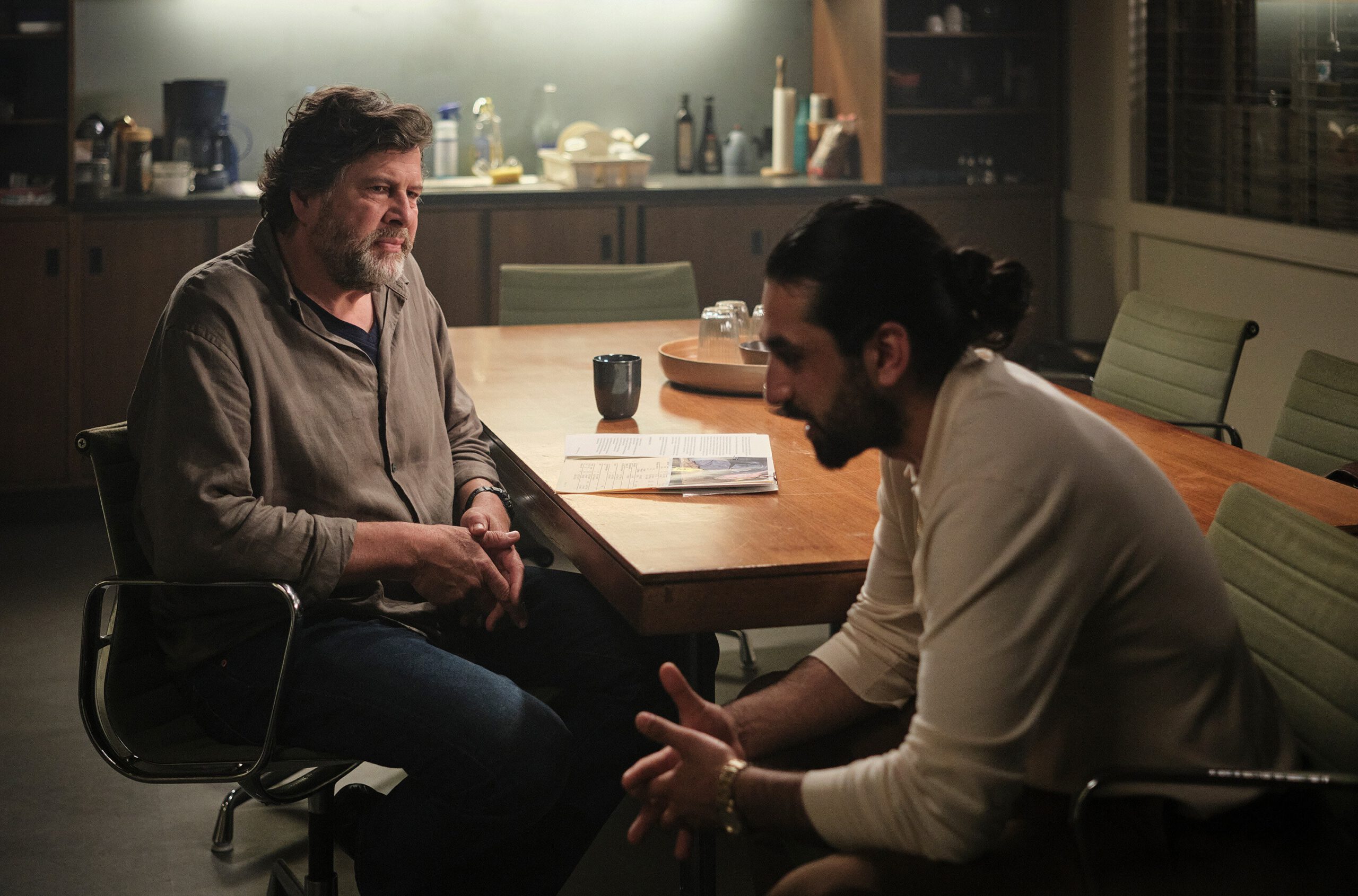 Im Bild: Als Friedemann Berg (Hans-Jochen Wagner) mit Ramin Taremi (Omid Memar) allein ist, wird der Verdächtige ein wenig gesprächiger.