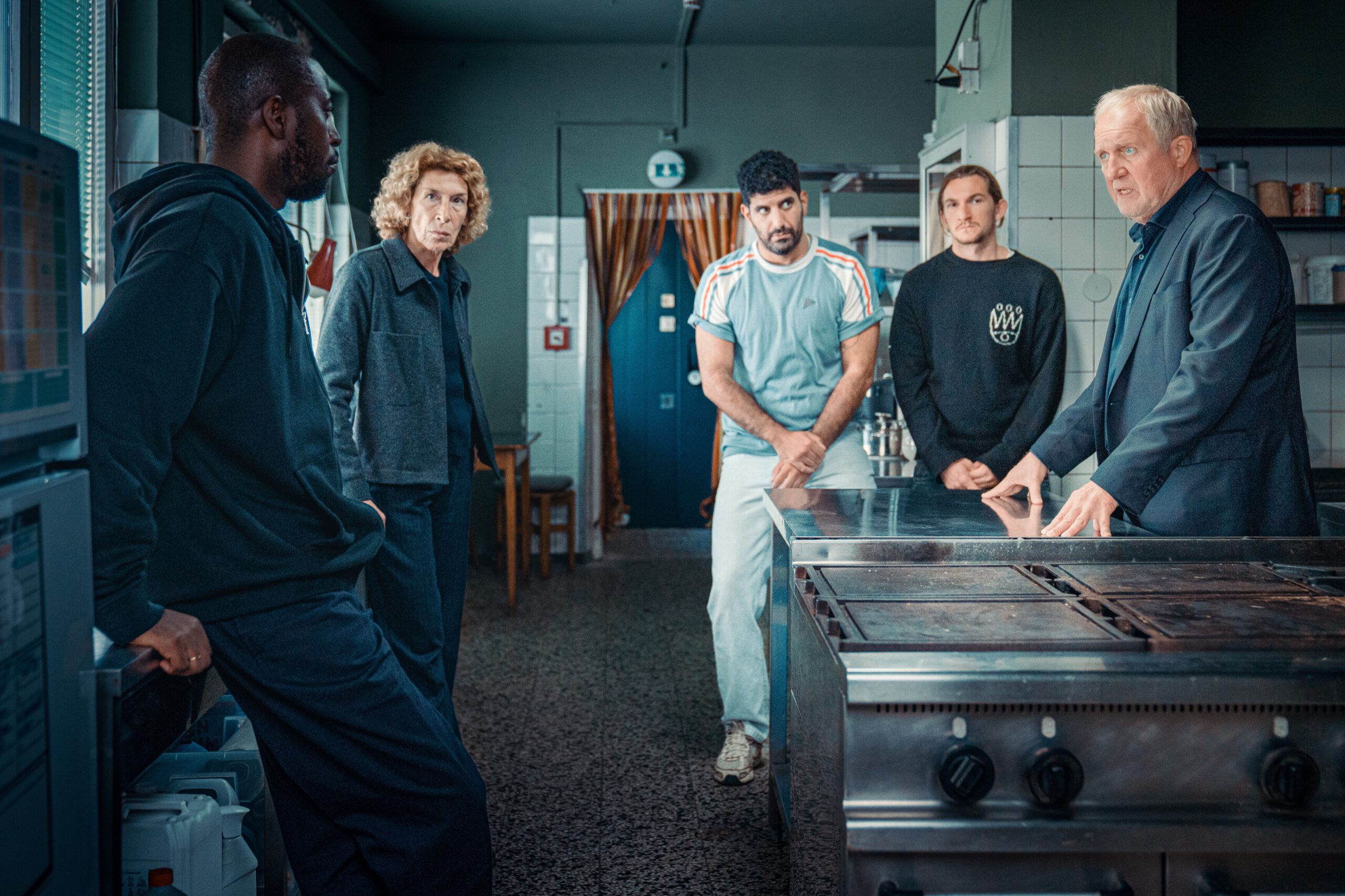 Im Bild (v.li.): Ayo Aloba (Femi Olaifa), Adele Neuhauser (Bibi Fellner), Emre Cakir (Araz Barzani), Augustin Groz (Simon Rechnik), Harald Krassnitzer (Moritz Eisner).