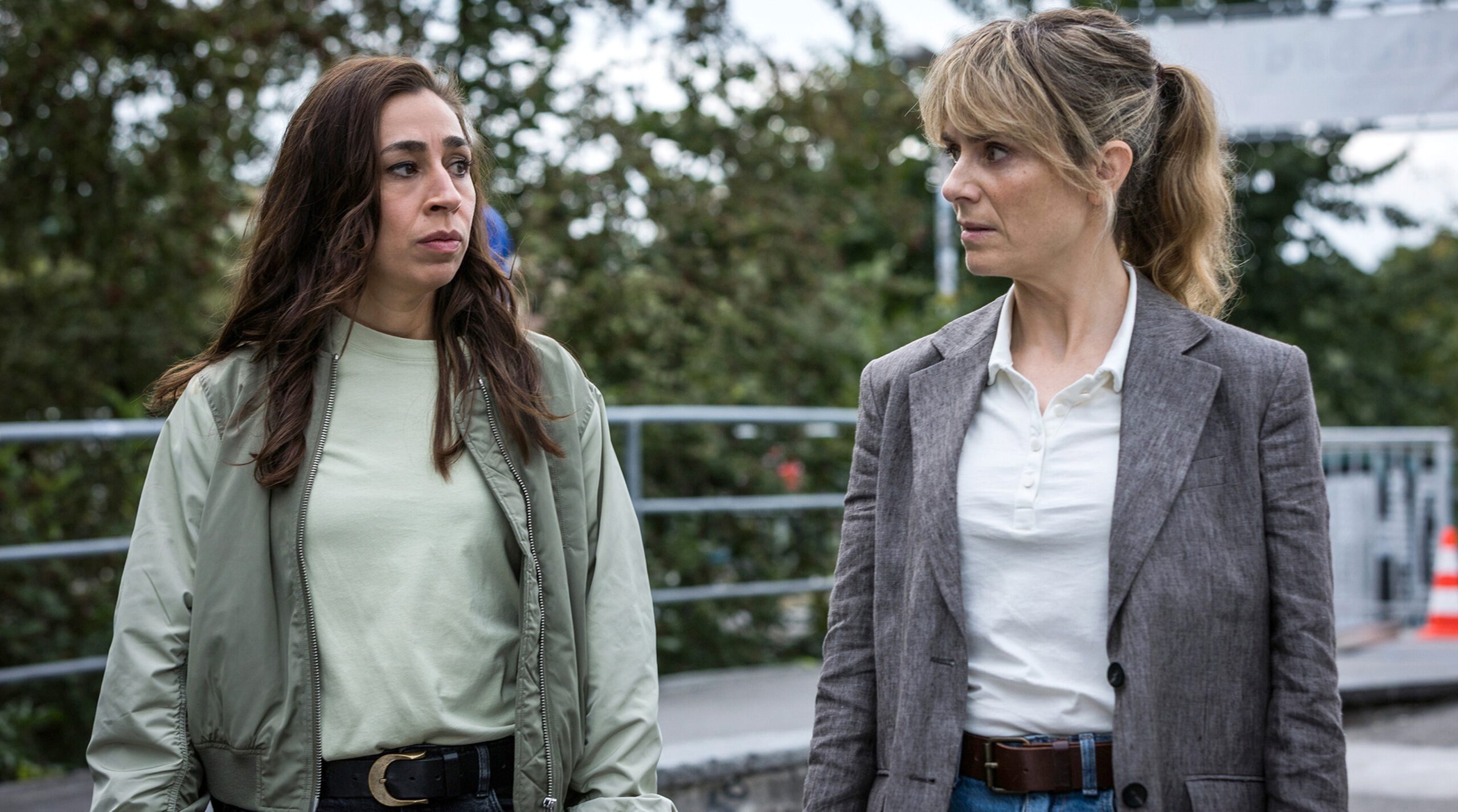 Im Bild: Leichenfund an der Limmat: Kommissarin Tessa Ott (Carol Schuler, l.) und ihre Kollegin Kommissarin Isabelle Grandjean (Anna Pieri Zuercher, re.).